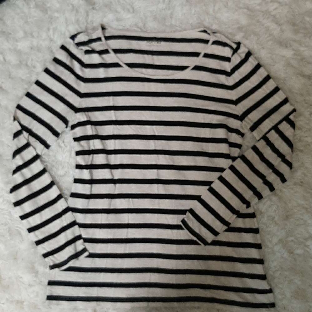 Black and tan log sleeve shirt